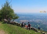 64 E qui mi fermo ad ammirare i parapendio in partenza per il volo 